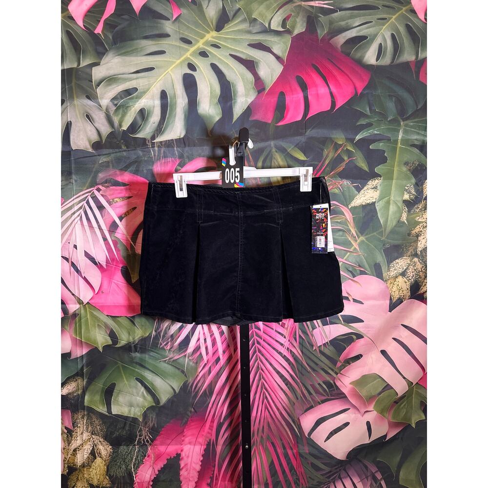 Madden NYC L velvet mini skort